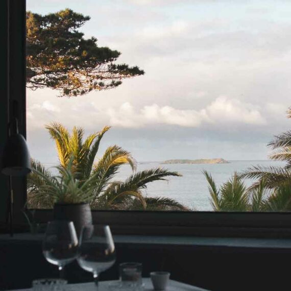 Vue sur mer depuis le restaurant de la Villa les Hydrangeas à Perros Guirec